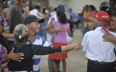 Expectativa de vida no país sobe para 76,6 anos, a maior já registrada