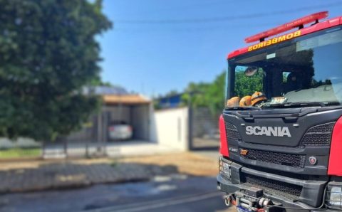 Bombeiros agem rápido e impedem que incêndio se espalhe por residência