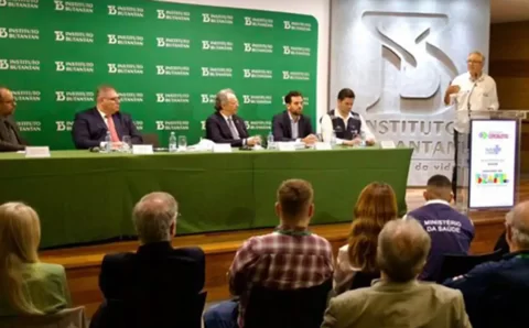 Ministro assina contrato para compra de vacina da dengue do Butantan