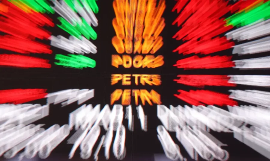 Bolsa cai 4,31% em dia tenso e reverte início positivo de mês