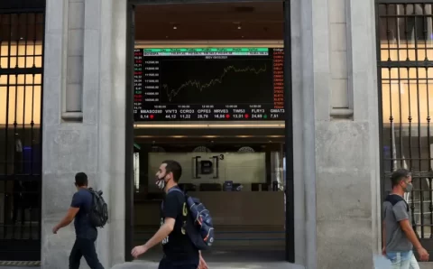 Bolsa sobe 0,99% e volta a superar os 160 mil pontos