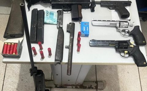Patrulha Rural prende dupla de faccionados em flagrante com submetralhadora, revólveres e pistola