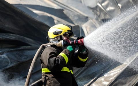 Corpo de Bombeiros combate incêndio de grandes proporções em algodoeira  