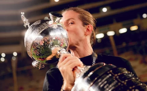 Filipe Luís estende contrato com Flamengo até 2027