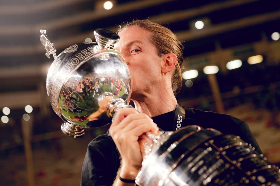 Filipe Luís estende contrato com Flamengo até 2027