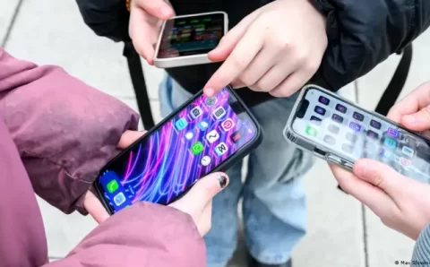 Banir jovens de redes sociais, como fez Austrália, é eficaz?