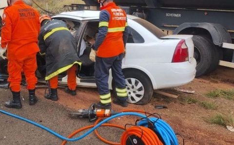 Corpo de Bombeiros realiza desencarceramento de vítima presa às ferragens de veículo