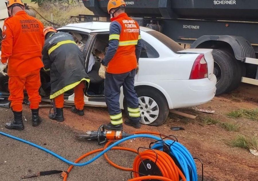 Corpo de Bombeiros realiza desencarceramento de vítima presa às ferragens de veículo