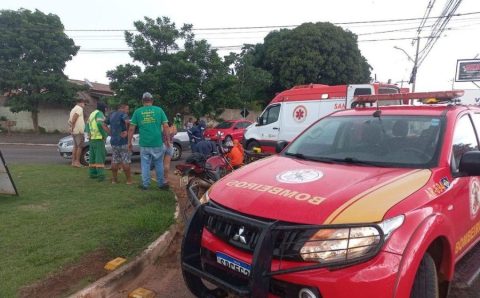 Bombeiros militares socorrem mulher de 54 anos que ficou ferida após colisão entre carro e moto