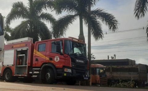 Bombeiros realizam desencarceramento de vítima de acidente entre carro e carreta na BR-070
