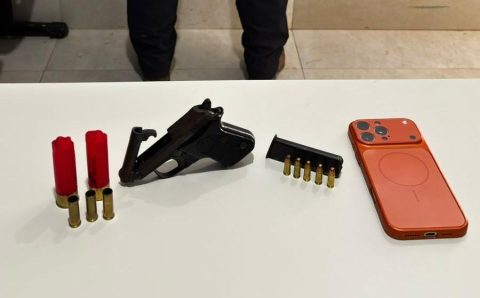 PM localiza arma de fogo escondida em porta-luvas de caminhonete e prende condutor por porte ilegal
