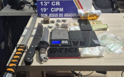 Polícia Militar detém quadrilha por tráfico e localiza drogas escondidas no forro do teto