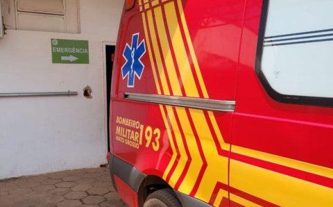 Bombeiros militares socorrem idosa após queda em residência