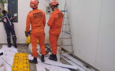 Bombeiros militares socorrem jovem de 17 anos que sofreu descarga elétrica e caiu de escada