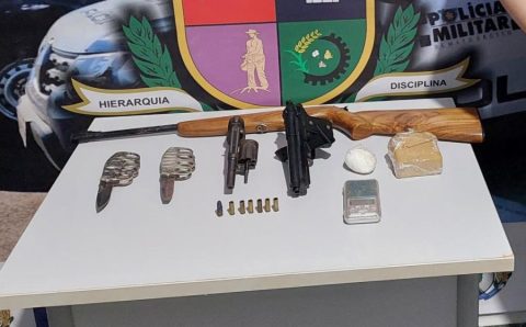 Homem é preso em flagrante pela PM com armas, munições e drogas em Nova Mutum