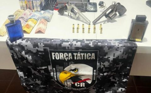 PM recupera dois carros roubados, apreende armas de fogo e prende suspeitos