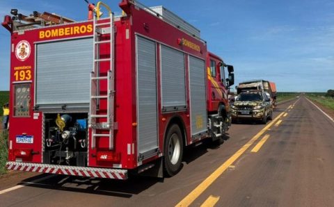 Corpo de Bombeiros faz rescaldo e contenção após incêndio em carreta que transportava defensivos agrícolas