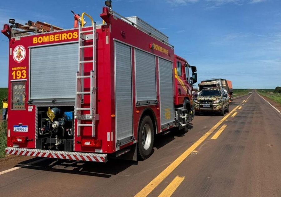 Corpo de Bombeiros faz rescaldo e contenção após incêndio em carreta que transportava defensivos agrícolas