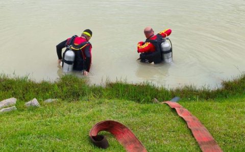 Corpo de Bombeiros Militar faz retirada de carro que caiu em lago