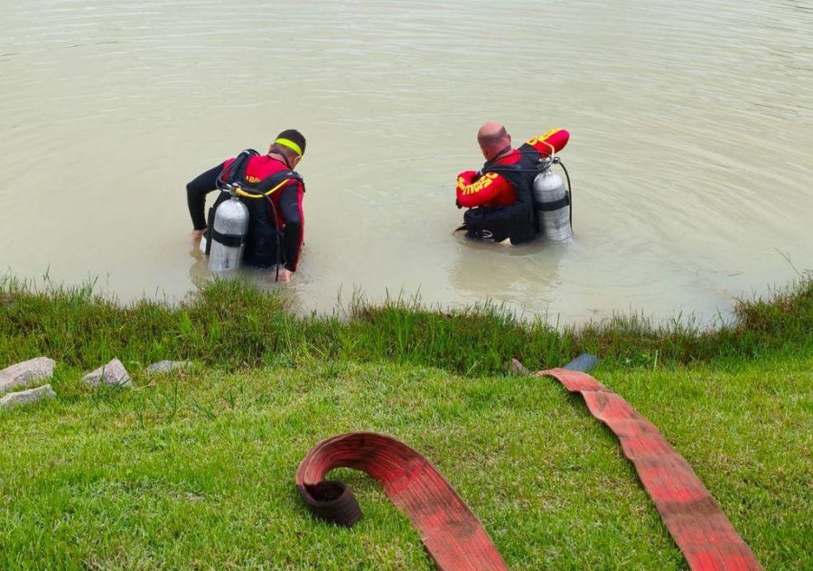 Corpo de Bombeiros Militar faz retirada de carro que caiu em lago