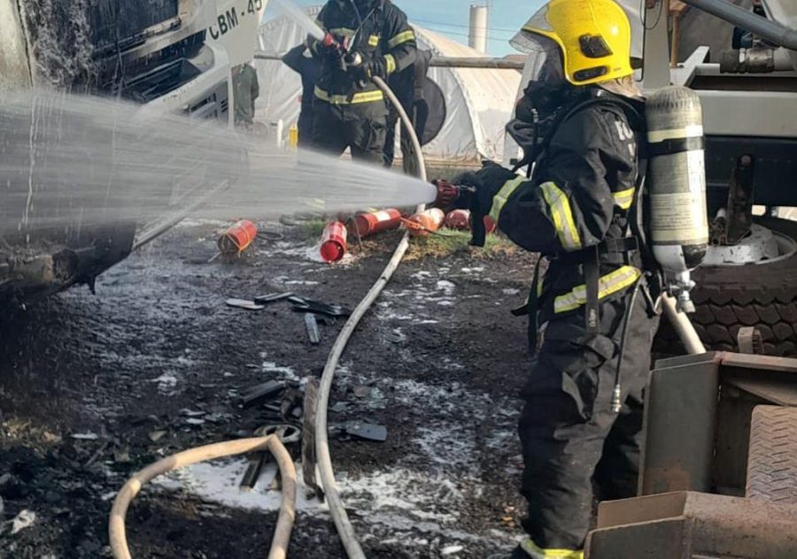 Corpo de Bombeiros combate incêndio que atingiu veículos em pátio de construtora