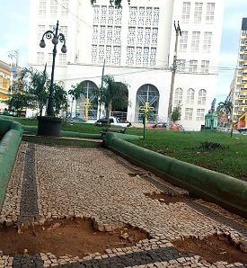 MT:  NO CENTRO HISTÓRICO:  Pisos soltos, quebrados e buracos tomam conta de praças