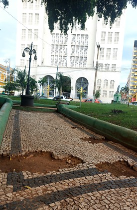 MT:  NO CENTRO HISTÓRICO:  Pisos soltos, quebrados e buracos tomam conta de praças