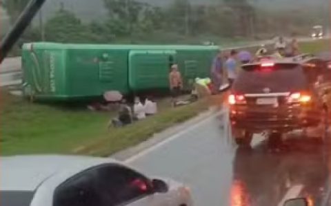 MT: PISTA MOLHADA:   Ônibus com funcionários de frigorífico tomba na BR-364 e deixa sete feridos em Nobres