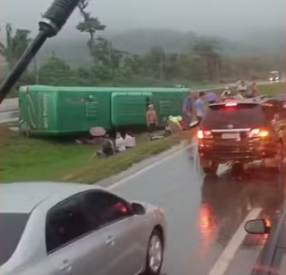 MT: PISTA MOLHADA:   Ônibus com funcionários de frigorífico tomba na BR-364 e deixa sete feridos em Nobres