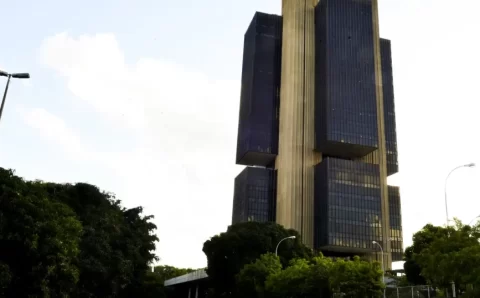 Juros do crédito pessoal e cartão rotativo avançam para as famílias