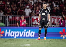 Brazão fecha ano como peça fundamental para permanência do Santos e desperta interesse do mercado