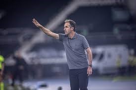 Ceará anuncia saída de Léo Condé após queda para a Série B