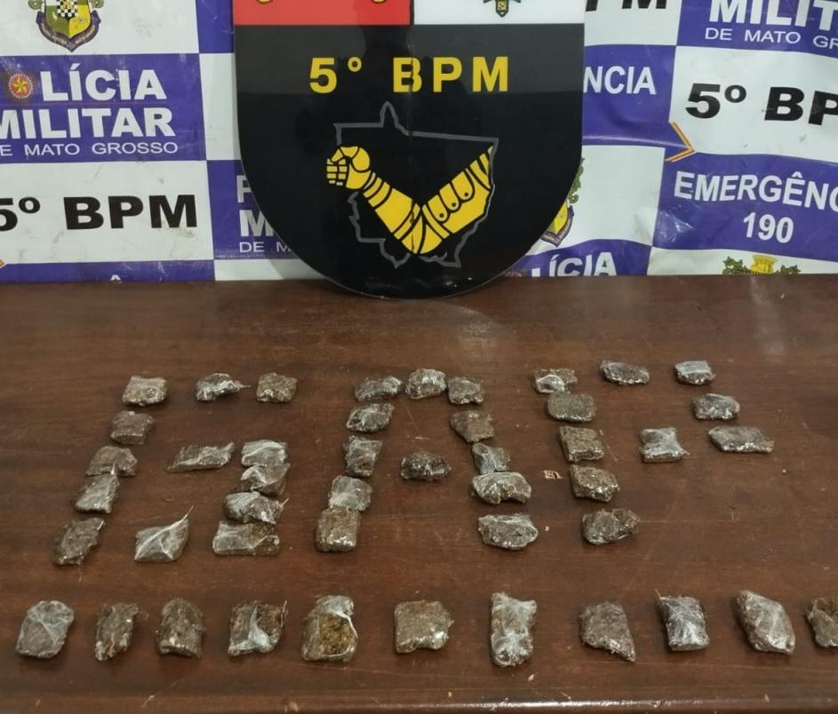 PM apreende 46 porções de maconha e prende suspeito com cinco passagens criminais