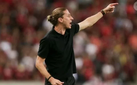 Não é estratégia fashion e nem desgosto por cores: Filipe Luís, técnico do Flamengo, só usa roupa preta por um motivo – que tem conexão surpreendente com Steve Jobs