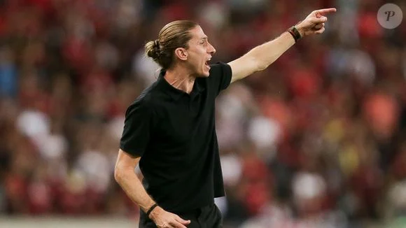 Não é estratégia fashion e nem desgosto por cores: Filipe Luís, técnico do Flamengo, só usa roupa preta por um motivo – que tem conexão surpreendente com Steve Jobs