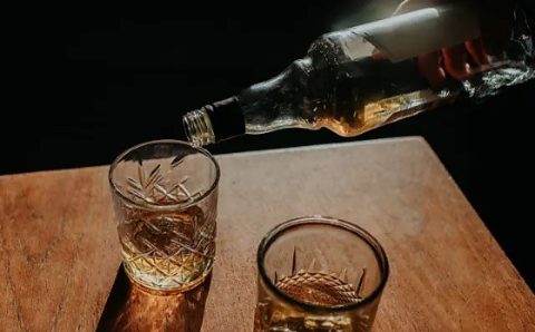 MT:  BEBIDA ALCOÓLICA:  Estado tem 6 casos e 4 óbitos confirmados de intoxicação por metanol