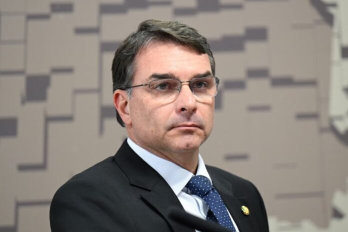 Flávio Bolsonaro deixa o Brasil e revela motivo na Véspera de Ano Novo
