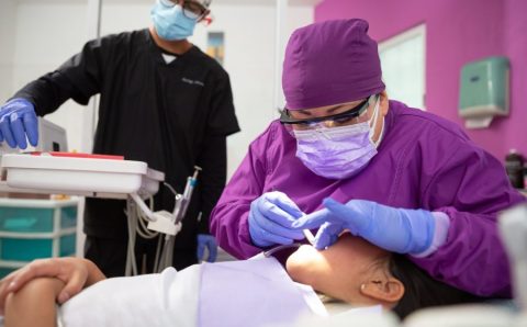 Doenças bucais afetam 3,5 bilhões de pessoas e motivam iniciativas que ampliam acesso a tratamentos odontológicos