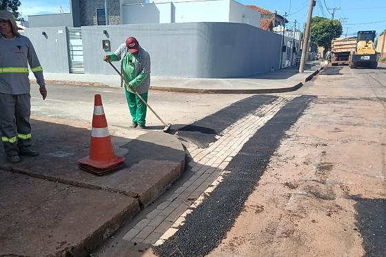 VÁRZEA GRANDE: Operação tapa-buraco avança em vias da região central e do bairro São Gonçalo