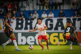 Bragantino goleia o Botafogo-SP e desbanca o Palmeiras na ponta do Paulista