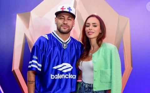 Sem as filhas, Neymar e Bruna Biancardi curtem ‘vale night’ em evento de futebol e impressionam com beijão de cinema e look de grife.