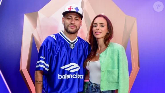 Sem as filhas, Neymar e Bruna Biancardi curtem ‘vale night’ em evento de futebol e impressionam com beijão de cinema e look de grife.