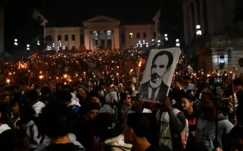 Cubanos marcham em Havana contra ameaças de Trump