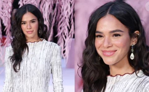 Mix de estampas elegante e scarpin de bico quadrado icônico: um raio-x do look de Bruna Marquezine no desfile da Chanel
