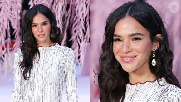 Mix de estampas elegante e scarpin de bico quadrado icônico: um raio-x do look de Bruna Marquezine no desfile da Chanel