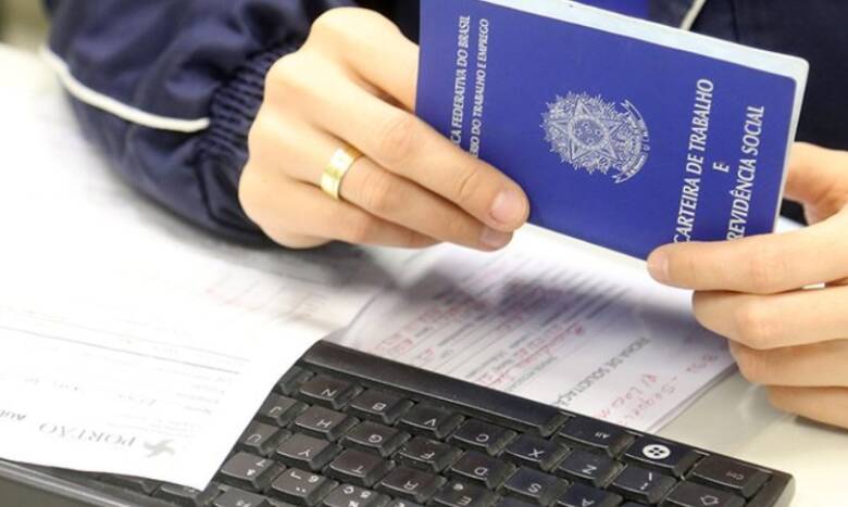 País fecha 2025 com menor desemprego da história; renda do trabalho cresce 7,5% e é recorde