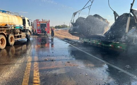 Corpo de Bombeiros combate incêndio em carga de pluma de algodão em carreta