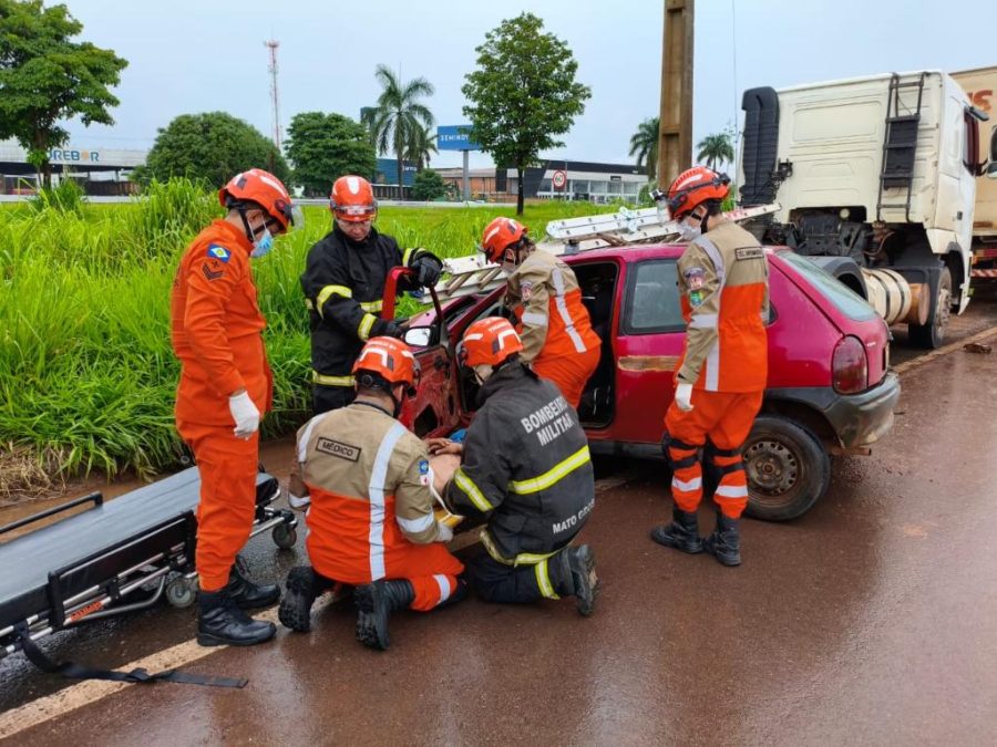 Bombeiros militares socorrem vítima após colisão entre carro e caminhão
