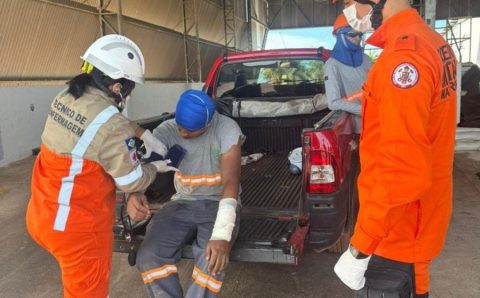 Corpo de Bombeiros presta primeiros socorros a trabalhador que ficou com braço preso em esteira transportadora de grãos