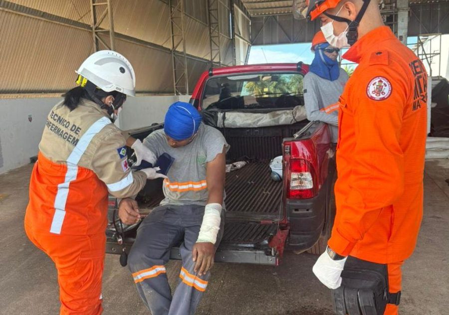 Corpo de Bombeiros presta primeiros socorros a trabalhador que ficou com braço preso em esteira transportadora de grãos